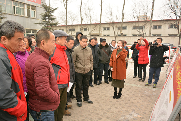 與會(huì)人員參觀(guān)科海集團(tuán)黨建成果展示